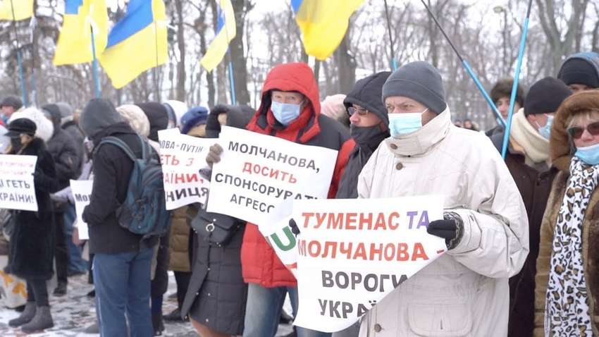 Под Верховной Радой митинговали против сети Novus  Под Верховной Радой митинговали против сети Novus