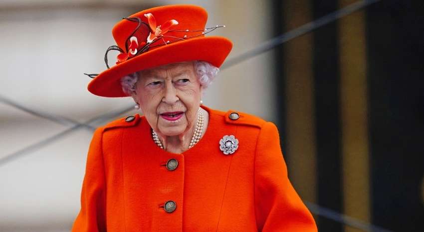 Елизавете II пришлось остаться в больнице