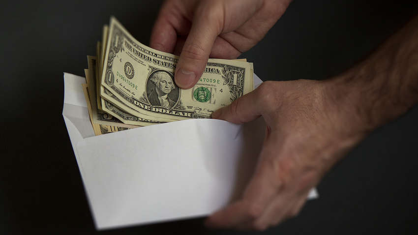 По 5-10 тыс. долларов в конверте: эксперт рассказал о «плюшках» в Раде