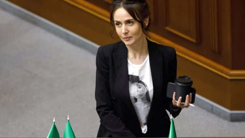 Еще одна "слуга народа" написала заявление о сложении депутатских полномочий Еще одна "слуга народа" написала заявление о сложении депутатских полномочий