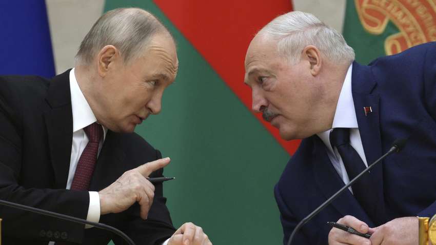 Зарабатывает на "Орешник": Путин заставил Лукашенко физически работать на саммите в России (ФОТО) Зарабатывает на "Орешник": Путин заставил Лукашенко физически работать на саммите в России (ФОТО)