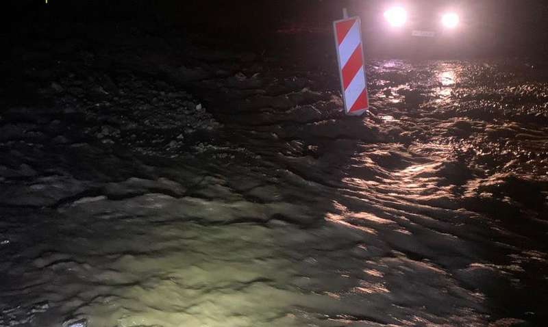 На Закарпатье ночью прошли селевые потоки: несколько населенных пунктов затоплены, повреждены дороги (ФОТО) На Закарпатье ночью прошли селевые потоки: несколько населенных пунктов затоплены, повреждены дороги (ФОТО)