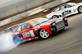 На авторалли в Румынии гоночный автомобиль въехал в толпу людей