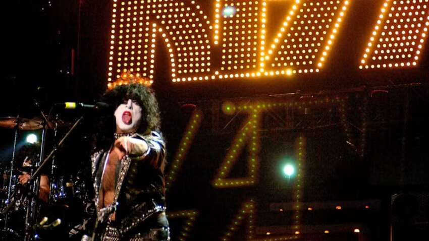 Знаменитого рок-музиканта ненароком вбила його 90-річна мати: що сталося