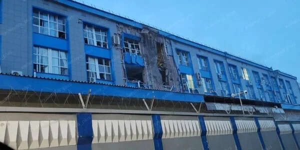 Невідомі дрони атакували важливий завод у РФ: спалахнула пожежа Невідомі дрони атакували важливий завод у РФ: спалахнула пожежа