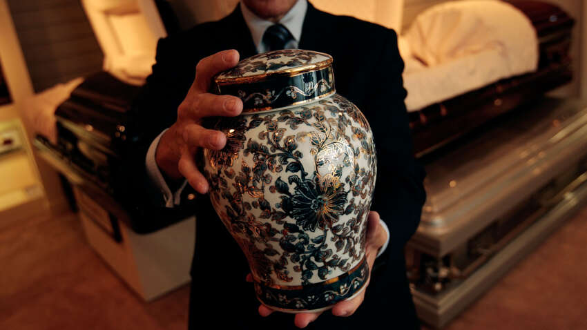 Спрос на кремацию растет: дефицит мест на кладбищах, экологичность и разница в ценах по регионам.