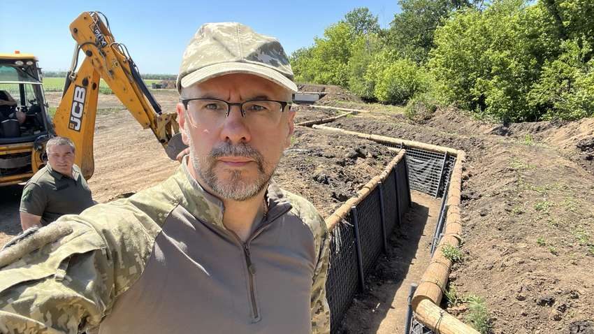 Уже просто достали: нардеп обвинил коллег в пренебрежении к военным и подаркам врагу 