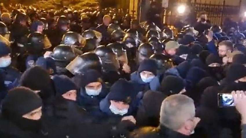 У Офиса президента произошли столкновения между полицией и активистами (ВИДЕО) У Офиса президента произошли столкновения между полицией и активистами (ВИДЕО)