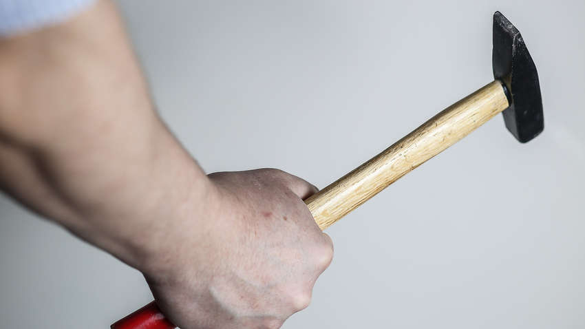 Видеофакт на дороге: житель Черкасс забил водителя лимузина молотком