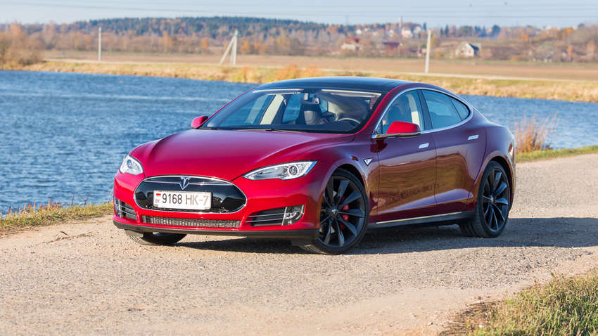 Електромобіль проти коня: Tesla влаштувала незвичайні перегони