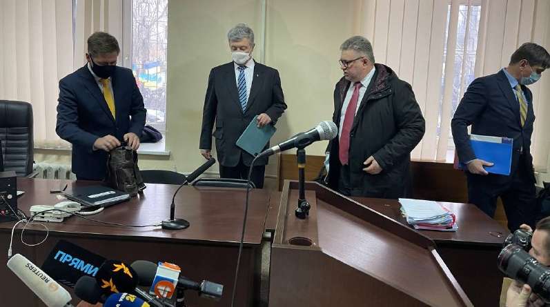 Ідемо, щоб дати бій за Україну: Порошенко прибув до суду