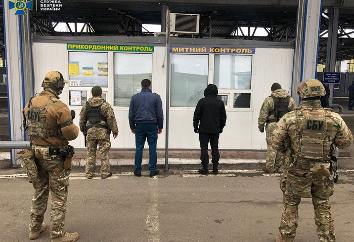 У Сумській області митники за хабарі пропускали людей через кордон