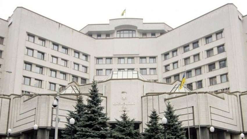 Почему КСУ отказывается проверять законы о Донбассе на конституционность: мнения экспертов