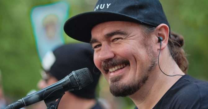 Известный музыкант показал голое фото с отдыха в Карпатах: фанаты отреагировали бурно 