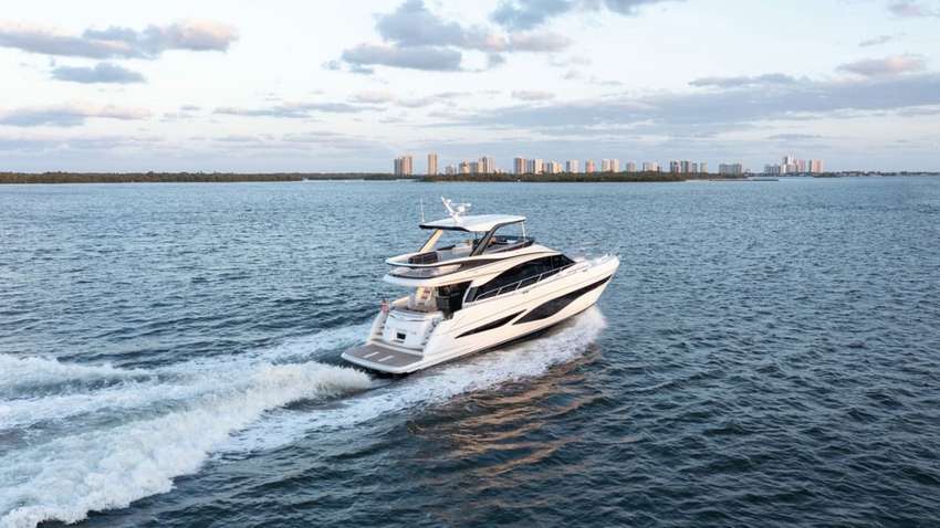 Медведєв купив яхту в країні, яку мріє розбомбити: вартість вражає