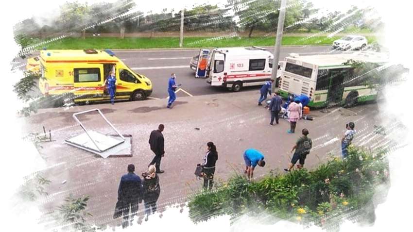 ВИДЕОФАКТ: в Москве автобус снес остановку с людьми, есть жертвы ВИДЕОФАКТ: в Москве автобус снес остановку с людьми, есть жертвы