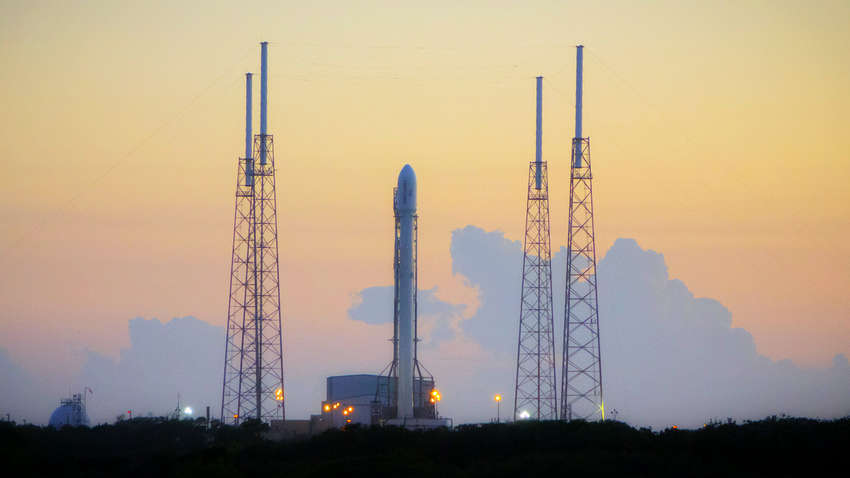 Сотрудники компании SpaceX и NASA готовятся к встрече с ураганом Дориан