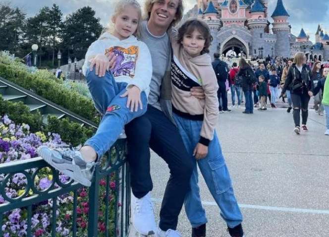 "Алку зустрічаємо з сухарем": росіяни налетіли на Галкіна за поїздку з дітьми в Париж