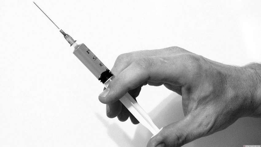 "Держи прививку": бездомный воткнул шприц в спину москвича "Держи прививку": бездомный воткнул шприц в спину москвича