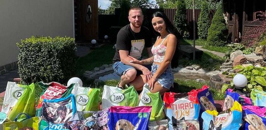 Молодятам із Хмельницького замість квітів дарували собачий корм