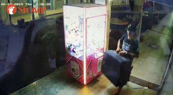 В Сингапуре мужчина пришел в кафе с огромным чемоданом и украл сто пирожков