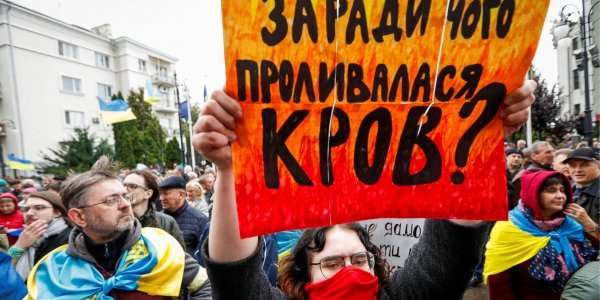 Около 10 тысяч участников вече направились к Офису президента