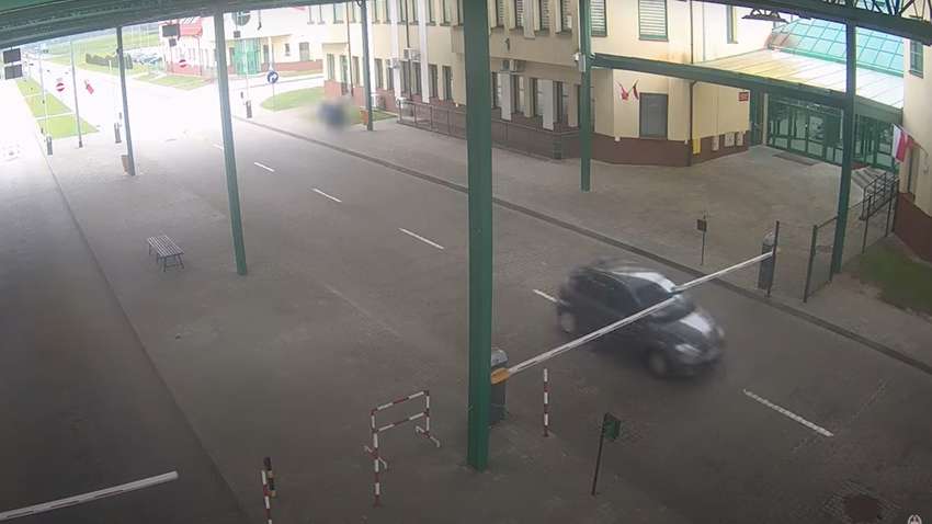 Француз хотів потрапити до Росії: на великій швидкості протаранив шлагбаум (ВІДЕО)