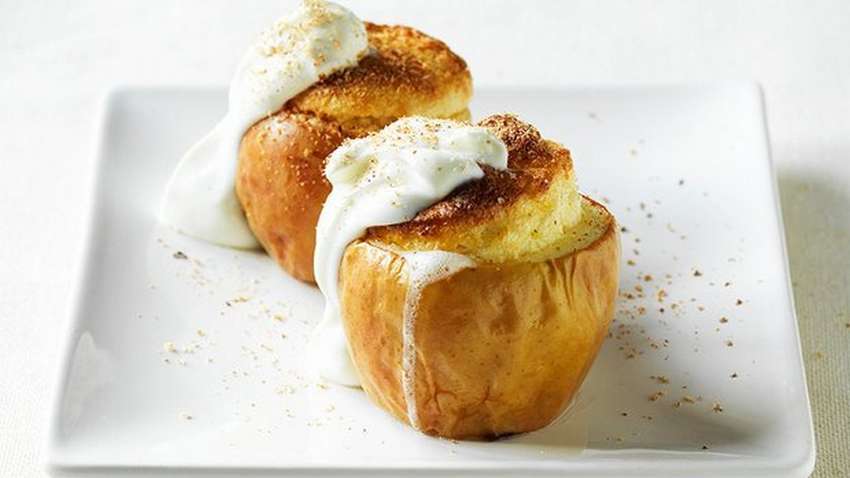 Запеченные яблоки со сметаной: рецепт идеального десерта