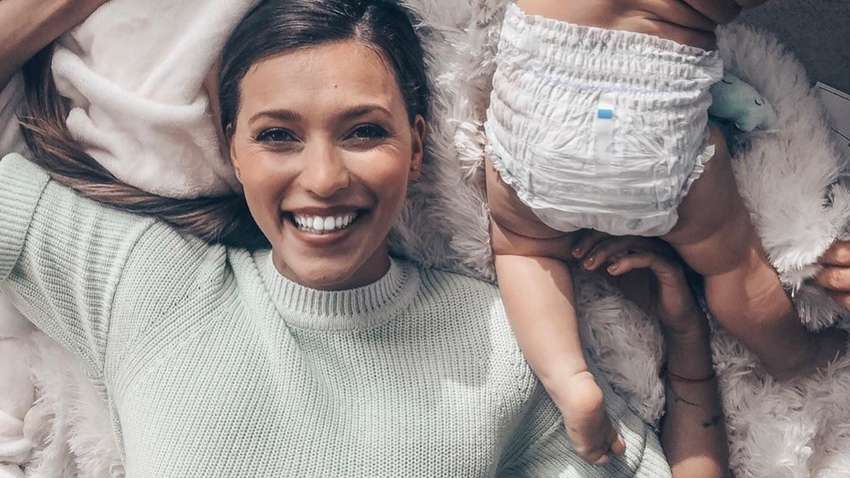 Pampers экстренно приостановила рекламу с Региной Тодоренко после скандала