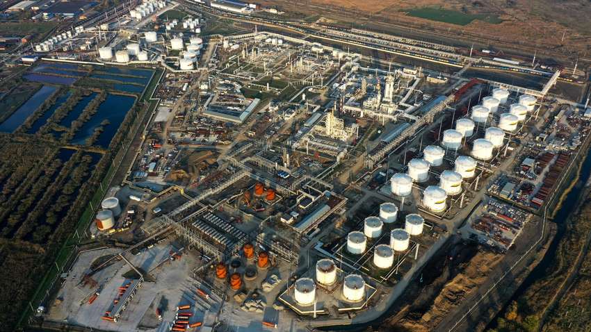 У Росії безпілотники атакували два НПЗ, бітумний завод та військовий аеродром: деталі