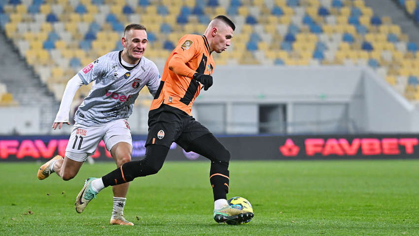 Очень "странное" решение арбитров: скандал в матче "Шахтера" против "Вереса"