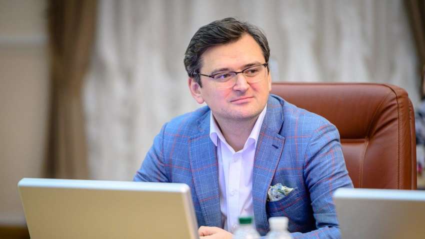 Глава МИД Кулеба просит украинцев за рубежом не ехать в Украину