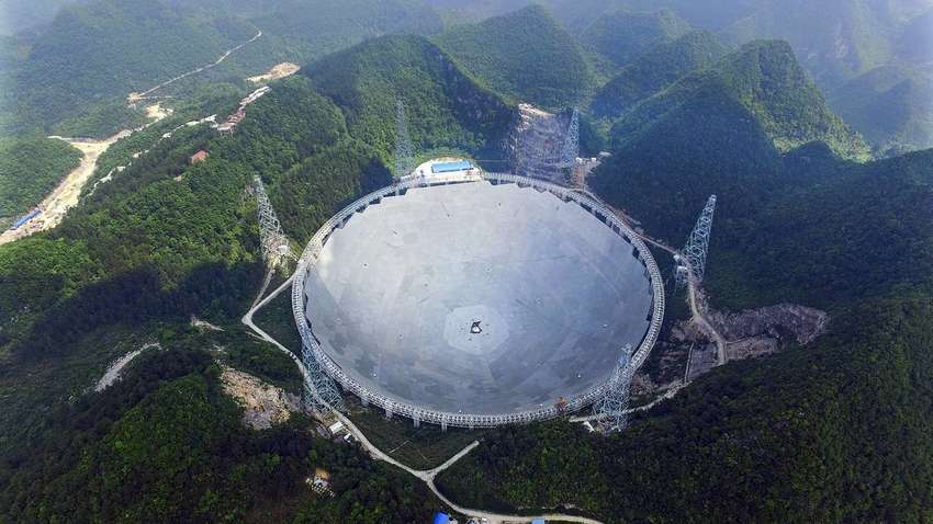 Самый большой в мире телескоп уловил загадочные сигналы из космоса