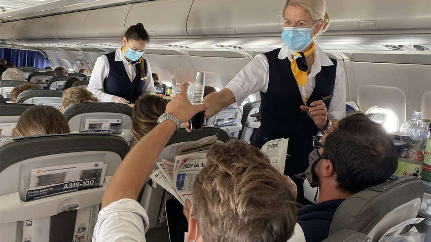 Спокуслива стюардеса в міні вилізла на візок для їжі і послала повітряний поцілунок Спокуслива стюардеса в міні вилізла на візок для їжі і послала повітряний поцілунок