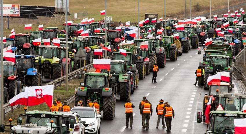 Поляки пошли на эскалацию на границе. Украинские пассажиры стали заложниками 