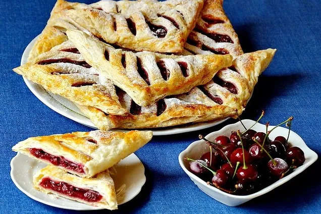 Домашня випічка: як приготувати вишневі слойки Домашня випічка: як приготувати вишневі слойки