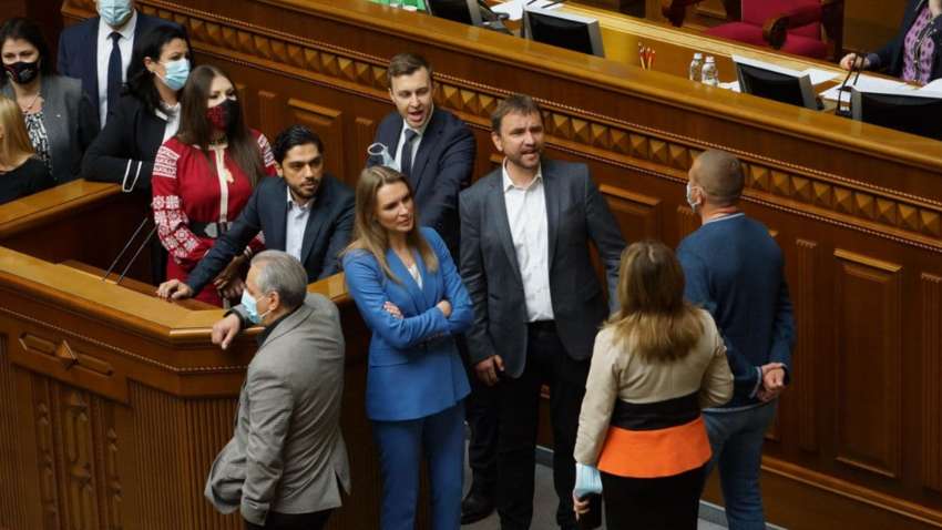 Скандал в Раді: чому депутати блокували трибуну для виступів