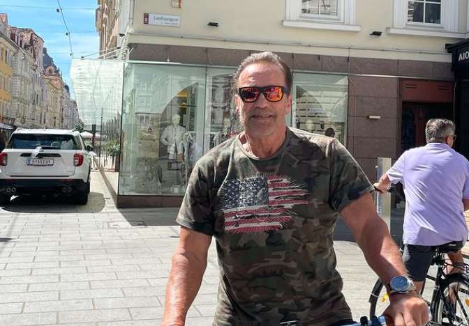 Арнольд Шварценеггер прокатав кохану з вітерцем Лос-Анджелесом Арнольд Шварценеггер прокатав кохану з вітерцем Лос-Анджелесом