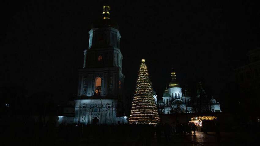 В Киеве открыли главную новогоднюю елку: сколько игрушек пошло на 16-метровое дерево 