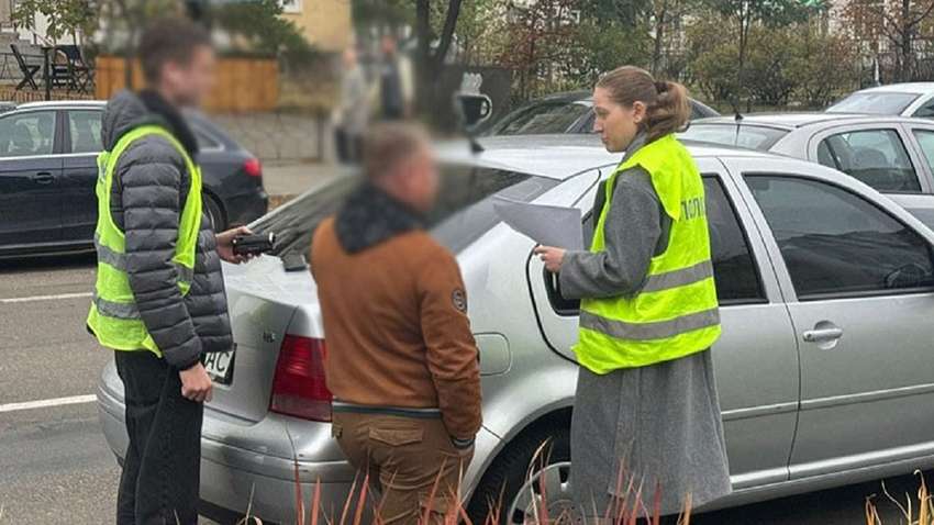 Супруги в Киеве присвоили средства на ремонте сквера: в схеме фигурирует "Киевзеленстрой" (ФОТО) Супруги в Киеве присвоили средства на ремонте сквера: в схеме фигурирует "Киевзеленстрой" (ФОТО)