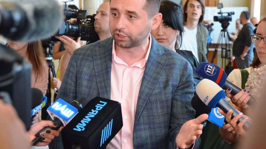 "Он останется, больше некому": Арахамия сказал, что думает об отставке Гончарука