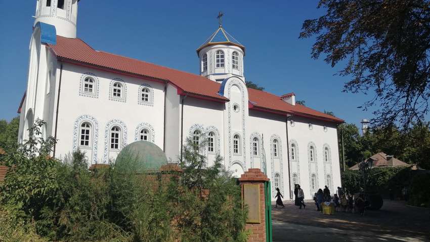 Окупанти в Маріуполі спалили всі книжки з бібліотеки храму Петра Могили, серед них були унікальні видання Окупанти в Маріуполі спалили всі книжки з бібліотеки храму Петра Могили, серед них були унікальні видання