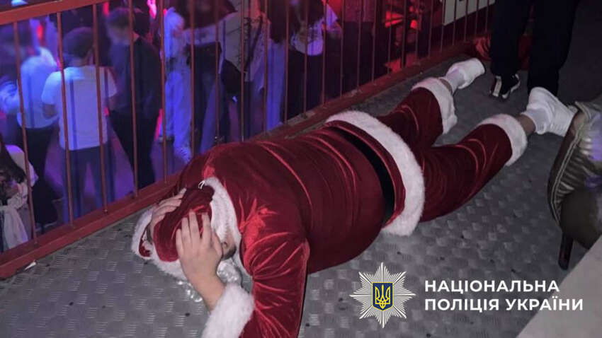 У Києві за шоу із «затриманням Санта Клауса» покарали працівника клубу У Києві за шоу із «затриманням Санта Клауса» покарали працівника клубу