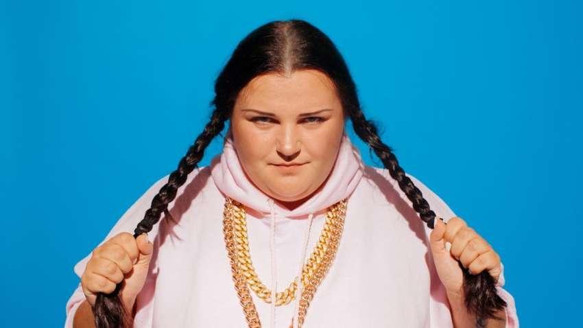 Мамин суп и свобода воли: реперша Alyona Alyona выпустила новый клип