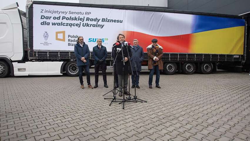 Польський "Святий Миколай" відправив в Україну вантажівки з подарунками для солдатів