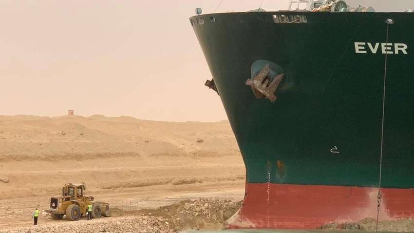 У Суецькому каналі застряг корабель