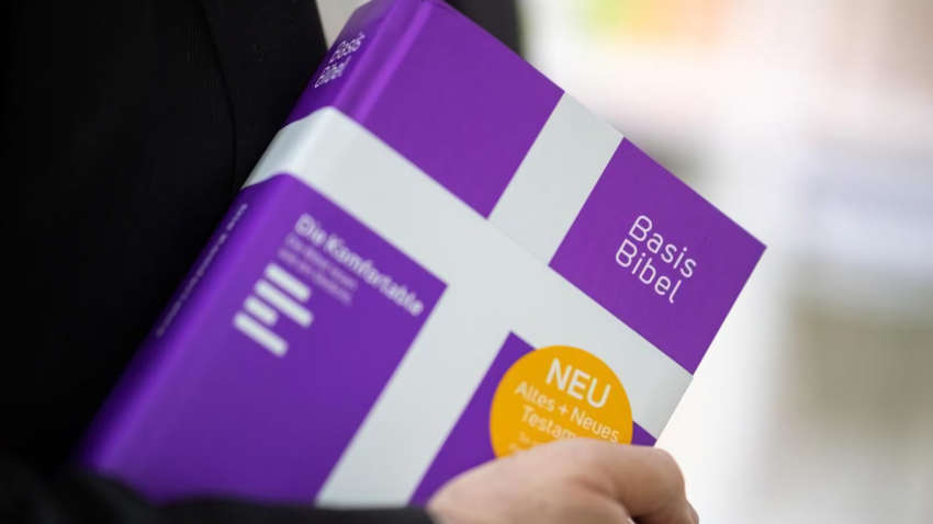 В Германии переписали Библию ради молодого поколения: что изменилось В Германии переписали Библию ради молодого поколения: что изменилось