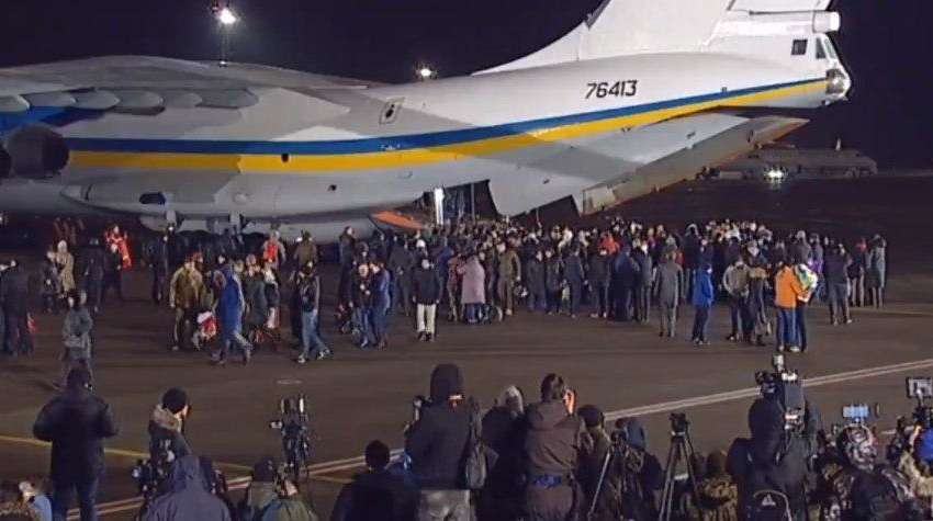 Сльози, квіти і обійми: як зустрічали полонених українців