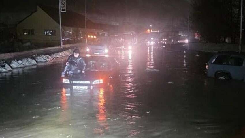 Камчатка тоне: стихія паралізувала місто, люди йдуть вбрід, сотні машин ушкоджено