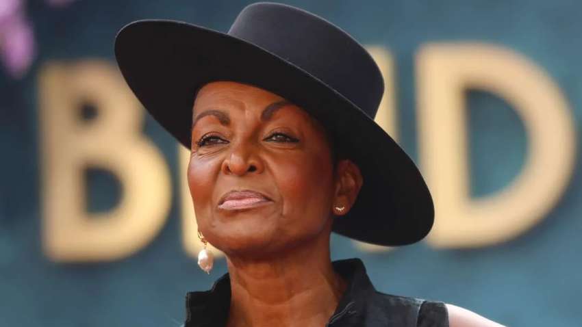 Зірка "Бріджертонів" відвідала центр для українських біженців Зірка "Бріджертонів" відвідала центр для українських біженців